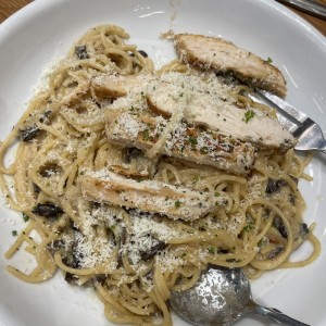 Spaghetti con Salsa de Hongos y Pollo