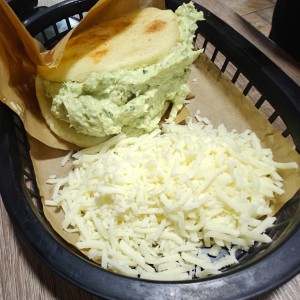 Arepa Reina Pepiada y queso adicional 
