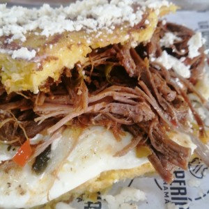 Cachapa con carne mechada