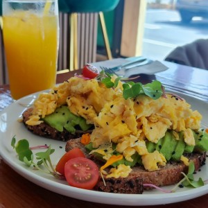 tostadas de aguacate 