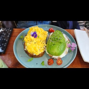 tostada de huevo y aguacate