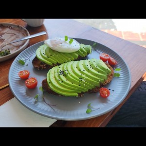 aguacatada con huevos ponchados