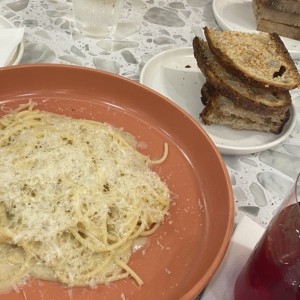 Cacio e pepe gluten free, con pan masa madre y te de frutos rojos 