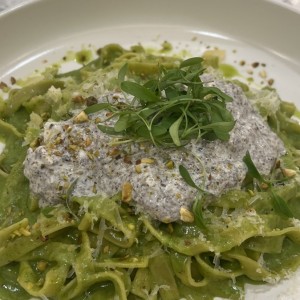 Spaghetti al pesto y stracciatella trufada