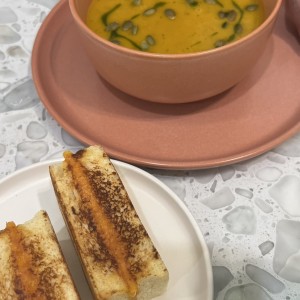 Sopa y emparedado