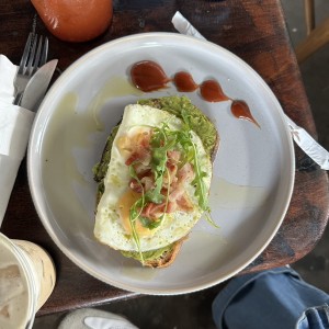 Avocado Toast c/ Sunny Side Eggs