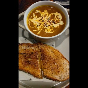 sopa de zapallo con grilled cheese