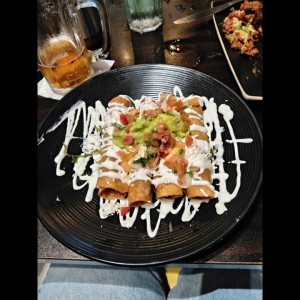 Flautas cochinita pibil