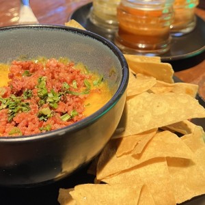 Queso fundido con chorizo