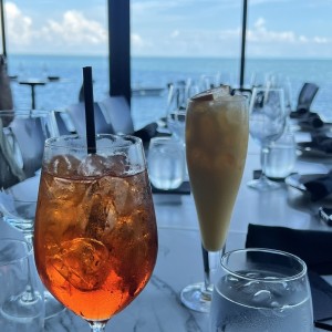 aperol spritz (izquierda)