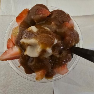Helado vainilla con fresas y syrup de manjar