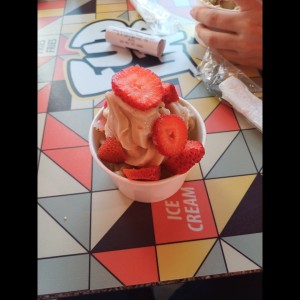 Helado de Vainilla + topping de fresa