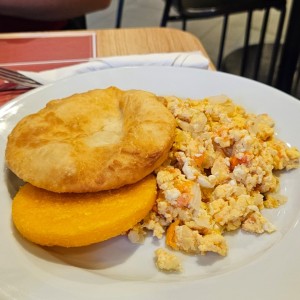 huevos revueltos con cebolla y tomate