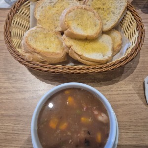 Sopita de entrada con pan de la casa