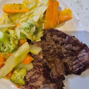 Filete de res con vegetales hervidos