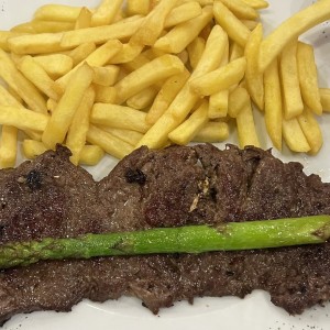 Carne a la plancha con papas fritas