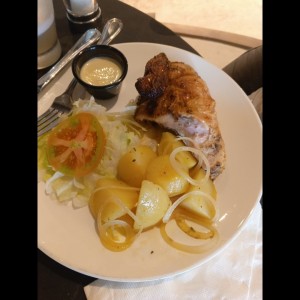 Gallina asada con papas salteadas