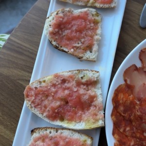 PAN GALLEGO CON TOMATE, ACEITE DE OLIVA Y SAL