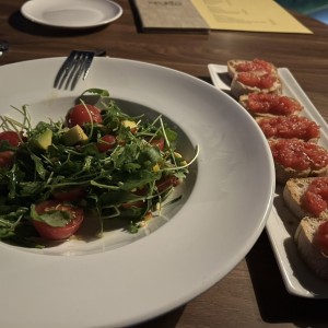 Ensalada verde y pan entomatado