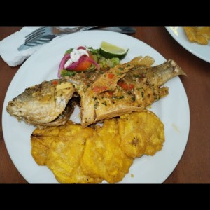 Pescado con patacones 