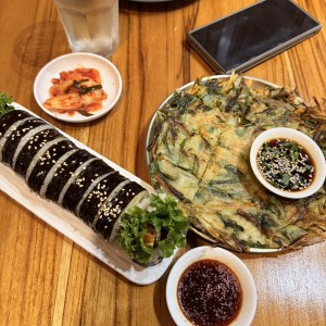 Kimbap y pancake de vegetales