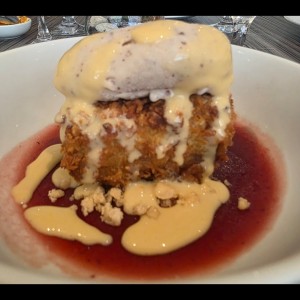 Bizcocho de mamallena con helado de arroz con leche