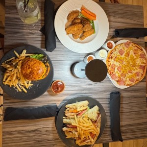 Alitas, Pizza Hawaiana, Hamburguesa y Club Sandiwch