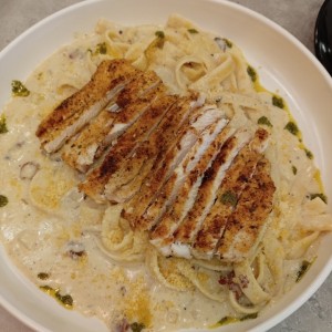 Fetuccini en salsa blanca con pollo a la plancha