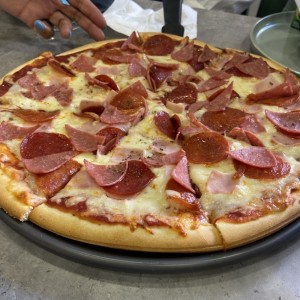 Pizza triple carnes