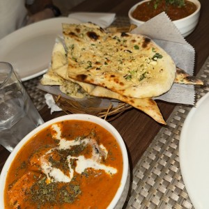 Butter chicken, naan y lamb tikka masala