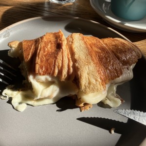 Croissant con queso (Mozzarella,Cheddar o Nacional)