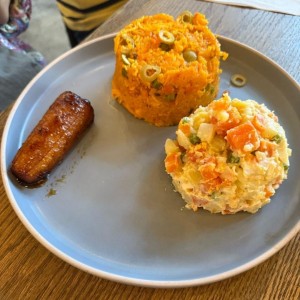 arroz con pollo y ensalada de papas 