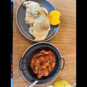 Salchichas Guisadas con hojaldre y tortilla 