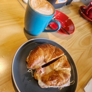 Croissant con queso (Mozzarella,Cheddar o Nacional)