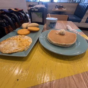 Tipico + Pancakes Cafe americano con leche 