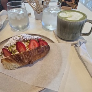 matcha con croissant 