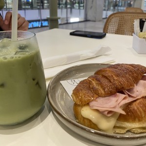 Croissant jamon y queso 