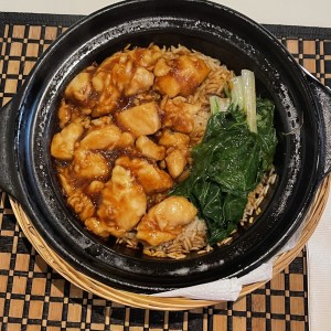 Clay Pot de pollo con hongos, arroz y hojas de mostaza