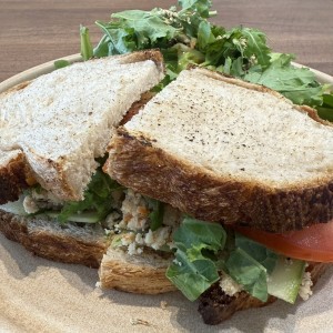 Emparedado de chicken salad en pan masa madre