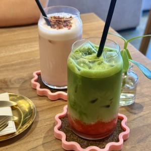 Strawberry matcha y Rose Latte