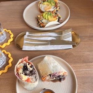Morning burrito y huevos rancheros