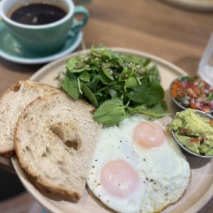 Huevos con pan de masa madre arugul