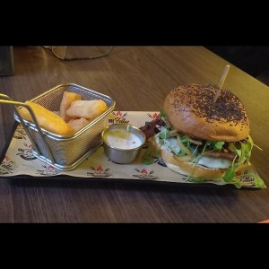 Hamburguesa Brisket con yuca.
