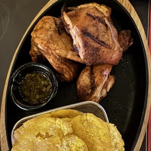 Medio pollo con patacones 