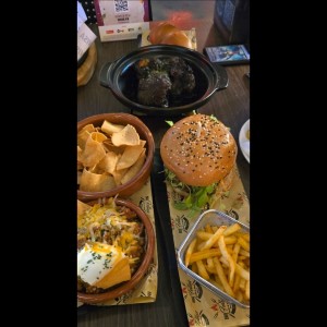 Dip ahumado, hamburguesa brisket y rabo a la ternera