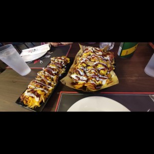 Nachos con brisket y patacones con pulled pork