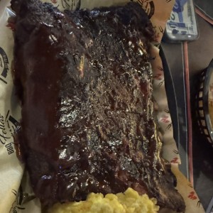 1/2 rack de costilla con patacones