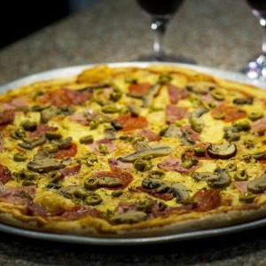 Pizza peperoni hongos y aceituna