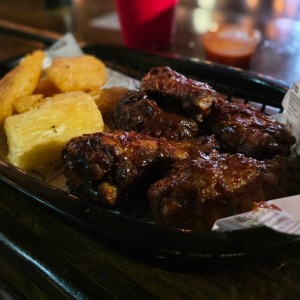 Alitas + Yucas