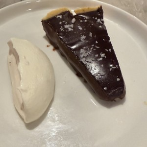 Tarta de chocolate negro con helado